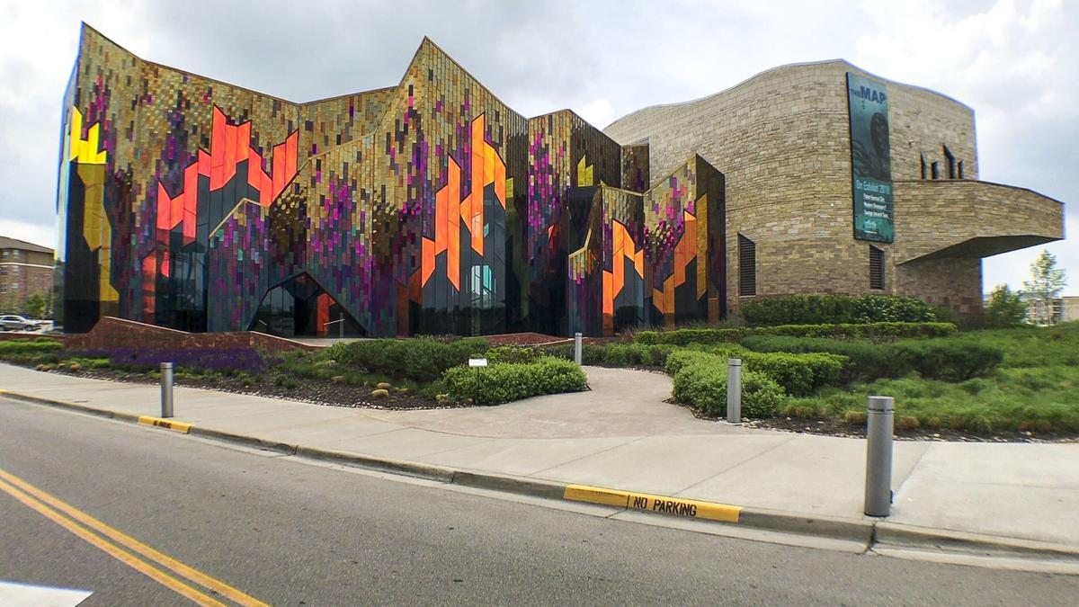 The peaks and shards of colored glass on the facade of the museum conjure a fire on the prairie.