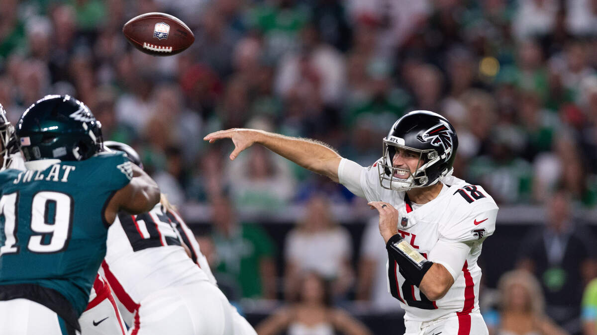 Atlanta Falcons quarterback Kirk Cousins (18) passes the ball against the Philadelphia Eagles during the first quarter at Lincoln Financial Field.