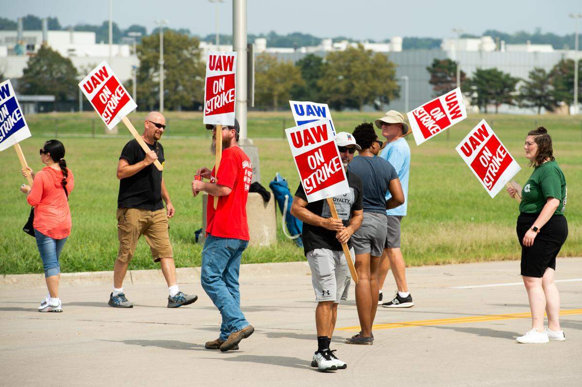UAW members picketed at the entrance to the General Motors Fairfax assembly plant Monday. Contract negotiations between the United Auto Workers and General Motors in Detroit reached a standstill over the weekend prompting the union members across the U.S. to strike. The union is pushing for better wages, health care and job security.
