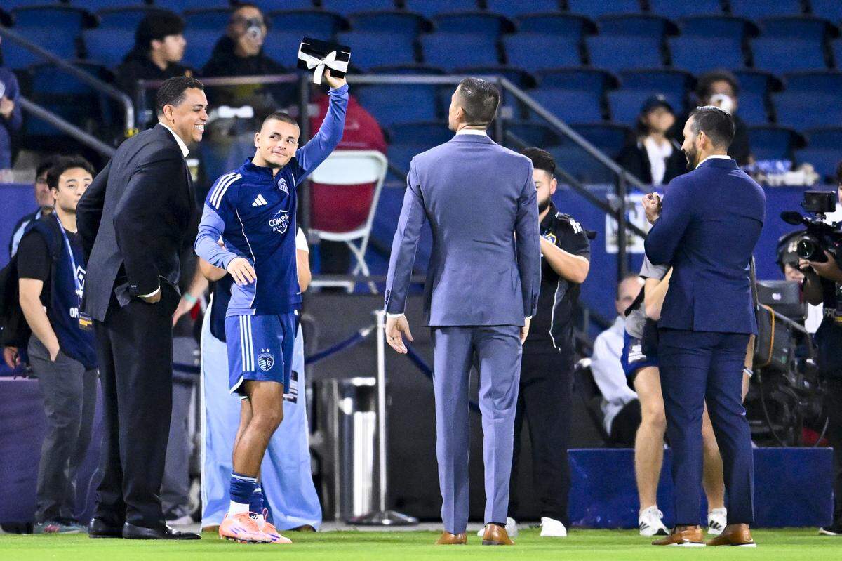 Sporting Kansas City forward Dejan Joveljic (9) waves after receiving his 2024 MLS Cup championship ring before the game against LA Galaxy at Dignity Health Sports Park on Sept. 27, 2025.