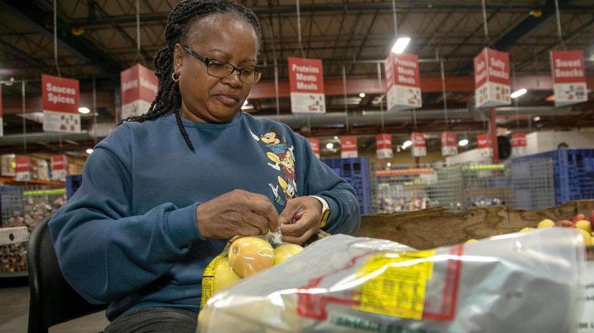 Ava Jones of Kansas City, Kansas, bagged apples during the MLK Day of Service at Harvesters’ facility in 2023. A Harvesters representative said independent food banks have had to make up some of the gaps when food assistance is denied.