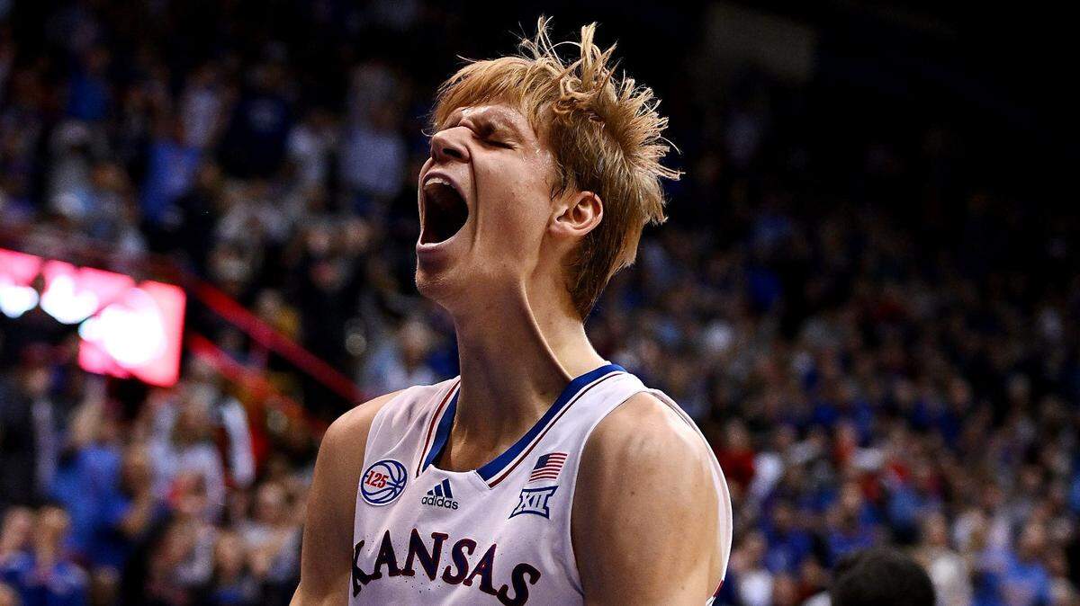 KU’s Gradey Dick roars to the crowd after dunking in KU basketball’s 2022-23 season opener at Allen Fieldhouse.