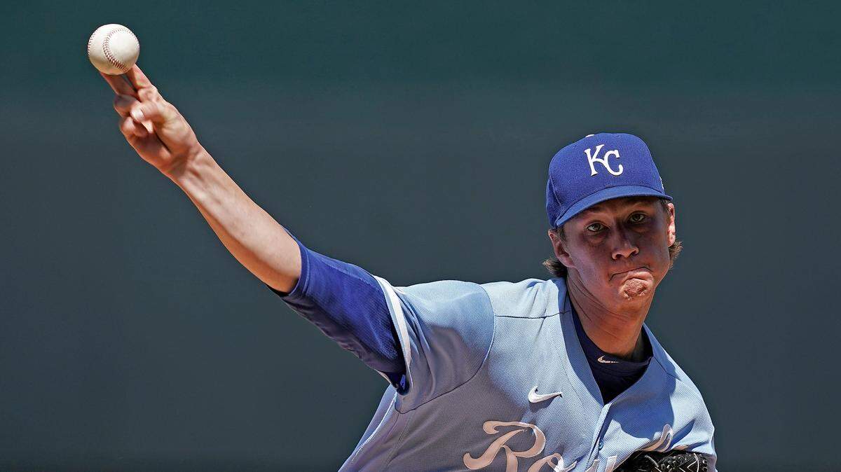 Kansas City Royals starting pitcher Brady Singer throws during the first inning of the first game of a baseball doubleheader Tuesday, Aug. 9, 2022, in Kansas City, Mo. (AP Photo/Charlie Riedel)