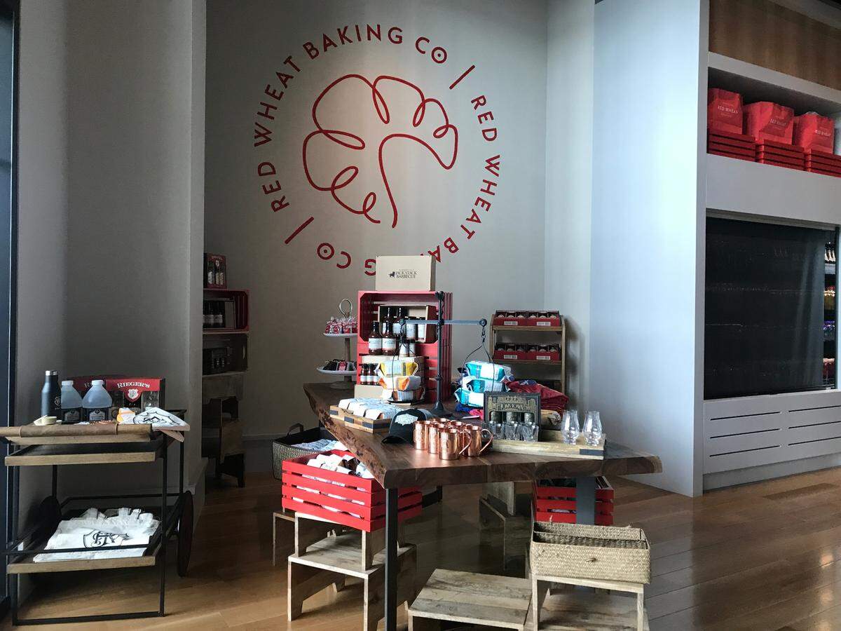 Loews Kansas City Hotel has a small bakery and coffee shop, Red Wheat Baking Co., on the lobby level. Menu items include Parisi coffee, chocolate from Andre’s, oatmeal parfaits, burnt end sandwiches, and Korean fried chicken. It also has a small retail area.