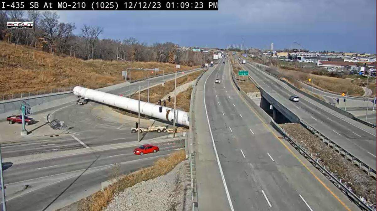 A semi hauling a giant cylinder had difficulty negotiating a turn, forcing eastbound Missouri 210 as well as the ramp from southbound Interstate 435 to Missouri 210 in Kansas City, North, to temporarily close.