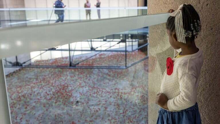 Why were people making poppies at WWI Museum’s Veterans Day observance?