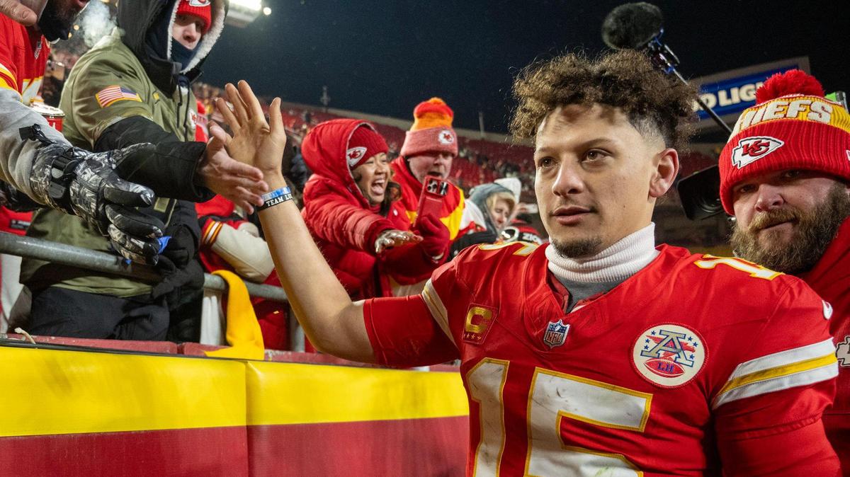 Kansas City Chiefs quarterback Patrick Mahomes (15) heads off the field after leading the Chiefs to victory over the Houston Texans in the AFC Divisional Round playoff game on Saturday, Jan. 18, 2025, at GEHA Field at Arrowhead Stadium. The Chiefs defeated the Texans 23-14.