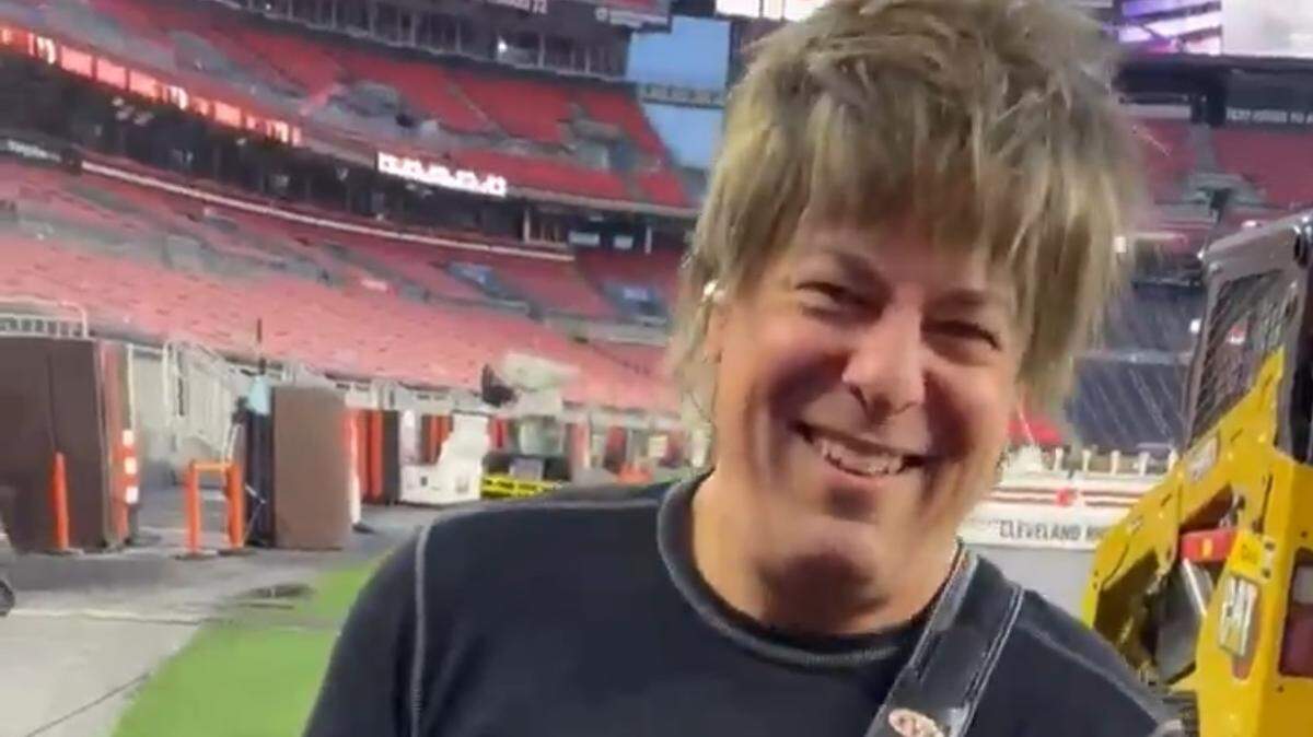 Taylor Swift’s longtime guitarist, Ohio native Paul Sidoti, was set to perform at the Chiefs-Browns game in Cleveland Sunday.