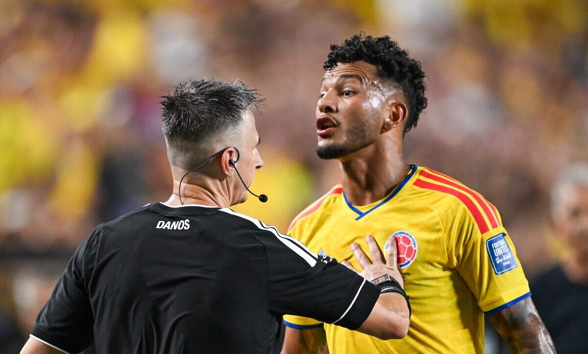 Colombia forward Luis Suárez (25) disagrees with the official during a 2026 World Cup Round of 32 football match vs. Ghana at Kansas City (Arrowhead) Stadium in Kansas City on Friday, July 3, 2026.