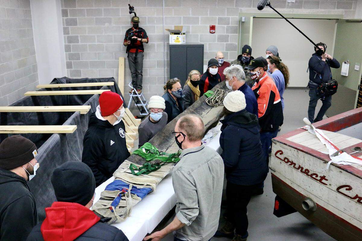 A canoe that is approximately 1,200 years old was removed from Lake Mendota in Wisconsin on Tuesday.