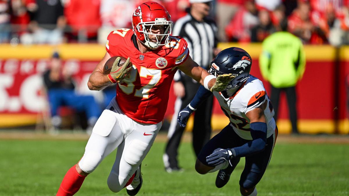 Kansas City Chiefs tight end Travis Kelce squares off against Denver Broncos safety Brandon Jones in the first quarter Sunday at GEHA Field at Arrowhead Stadium.