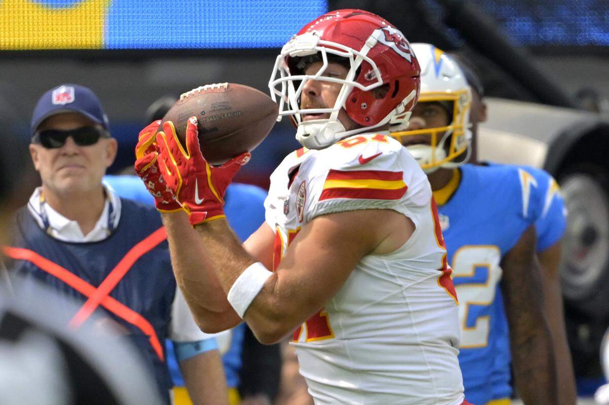 Kansas City Chiefs tight end Travis Kelce (87) catches a pass in the first half against the Los Angeles Chargers at SoFi Stadium.