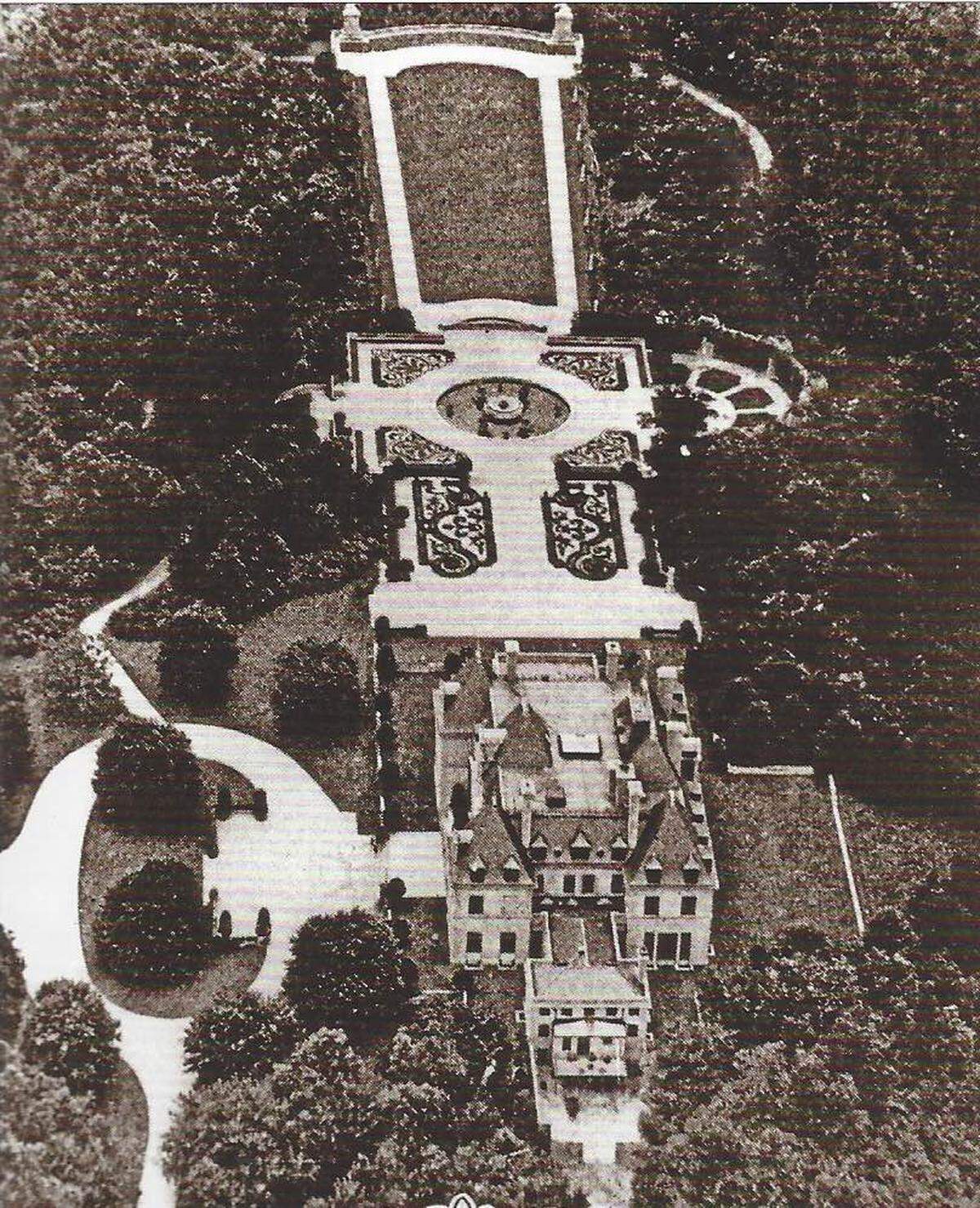 Aerial view of Harbor Hill estate on Long Island. The south garden was designed by Jacques Greber. The fountain was designed by his father, Henri-Léon Greber.