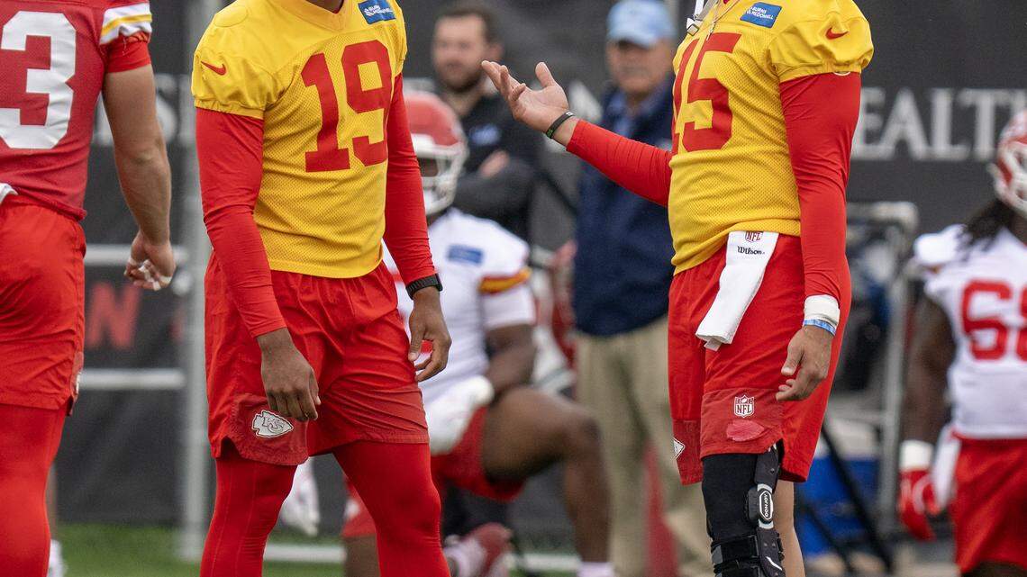 See 16 photos of Mahomes & other Chiefs going through Thursday’s OTA practice