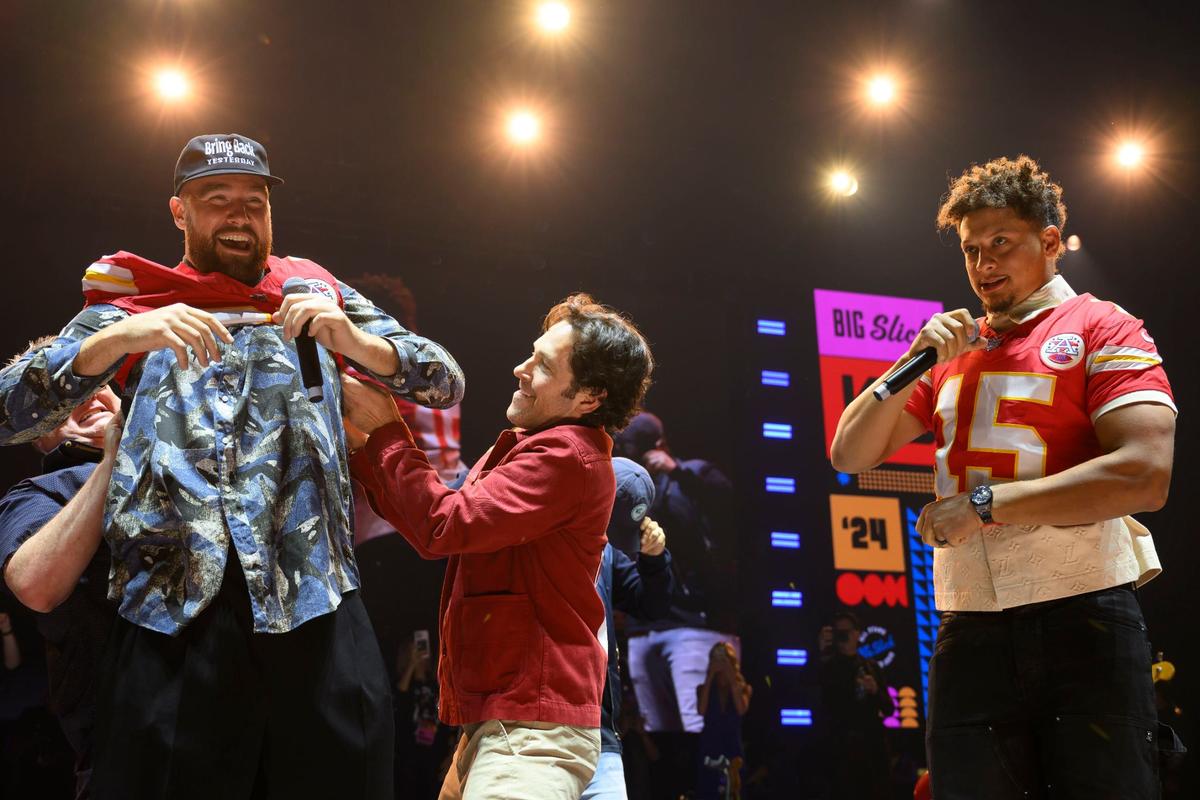 Travis Kelce had to be helped into a No. 87 jersey by Eric Stonestreet, left, and Paul Rudd as Patrick Mahomes squeezed into his at the Big Slick Party & Show last year. The jerseys were part of an NFL package that sold for $250,000.