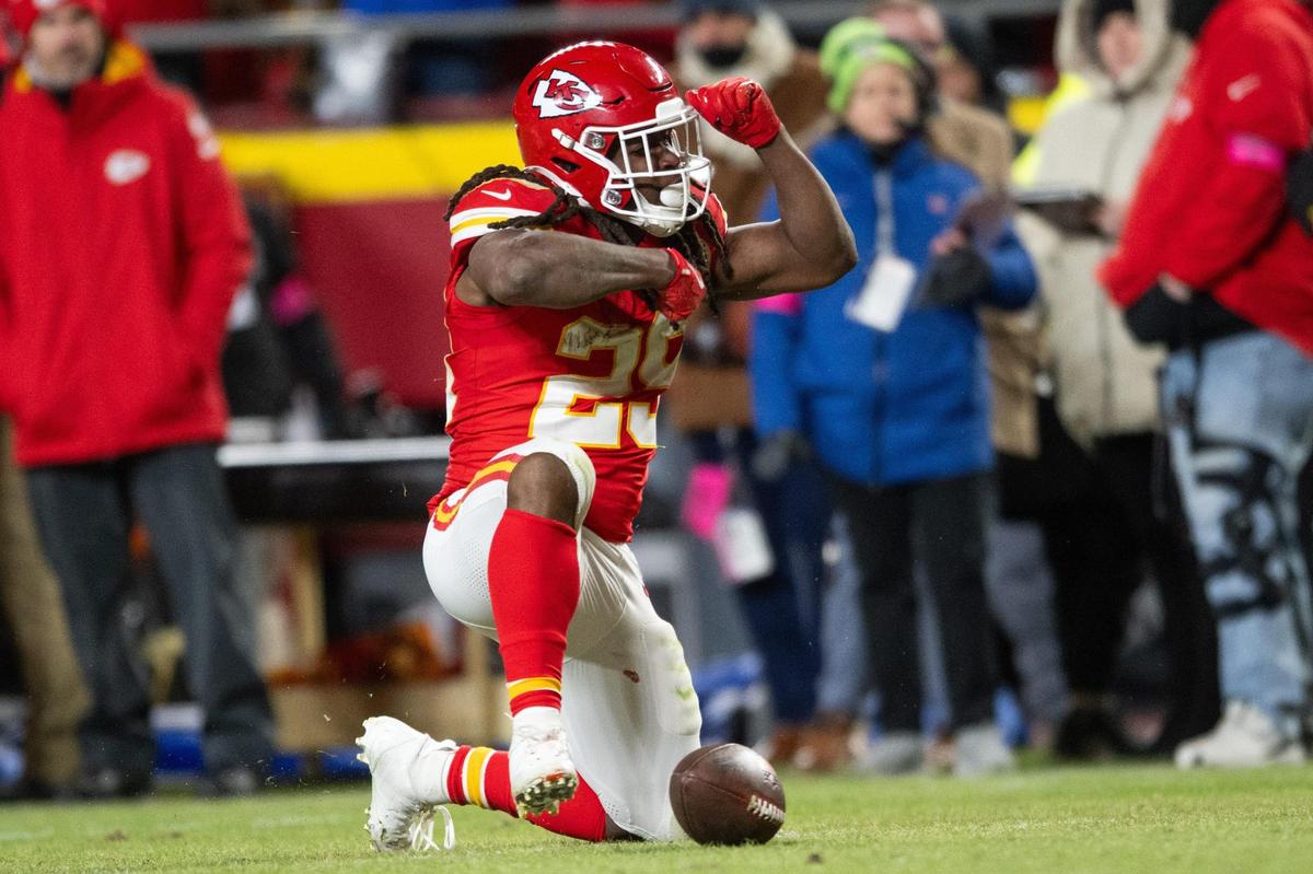 Kansas City Chiefs running back Kareem Hunt (29) celebrates after a long run in the second half of the Chiefs AFC Divisional Round playoff game vs. the Houston Texans on Saturday, Jan. 18, 2025, at GEHA Field at Arrowhead Stadium.