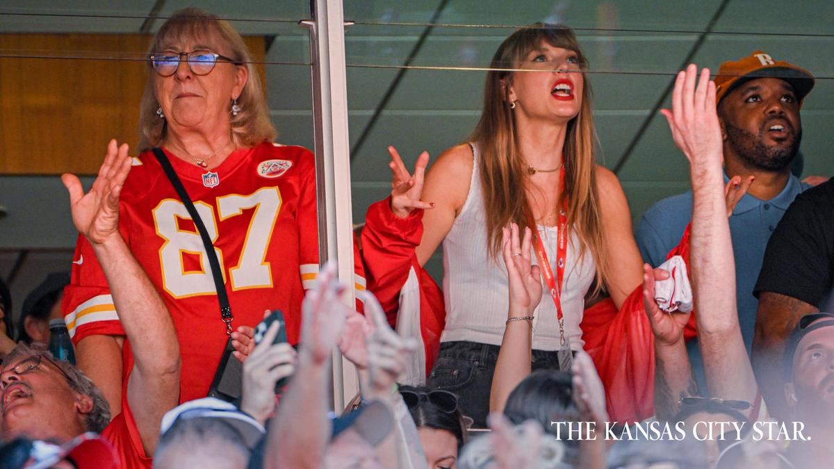 In September, at the first Chiefs game she attended at GEHA Field at Arrowhead Stadium, Taylor Swift, seen her with Travis Kelce’s mother, Donna Kelce, made it clear she is an enthusiastic football fan.