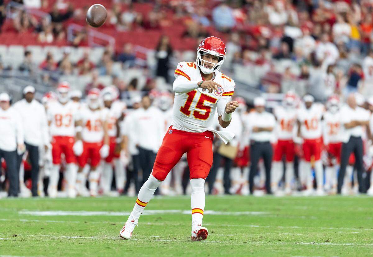 Kansas City Chiefs quarterback Patrick Mahomes (15) against the Arizona Cardinals during a preseason NFL game at State Farm Stadium on Aug. 9, 2025.
