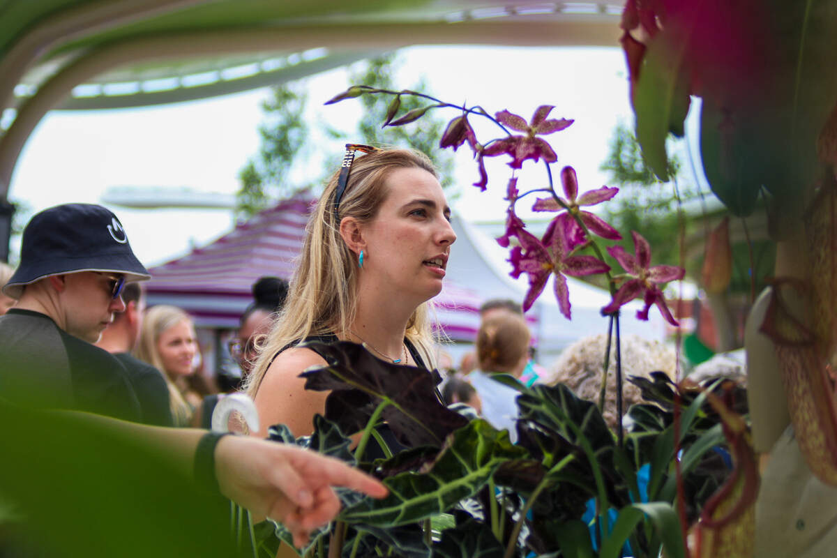 Ashley Nietfeld, 32, talks to Bird’s Botanicals employees at the Overland Park Farmer’s Market on June 6, 2026.