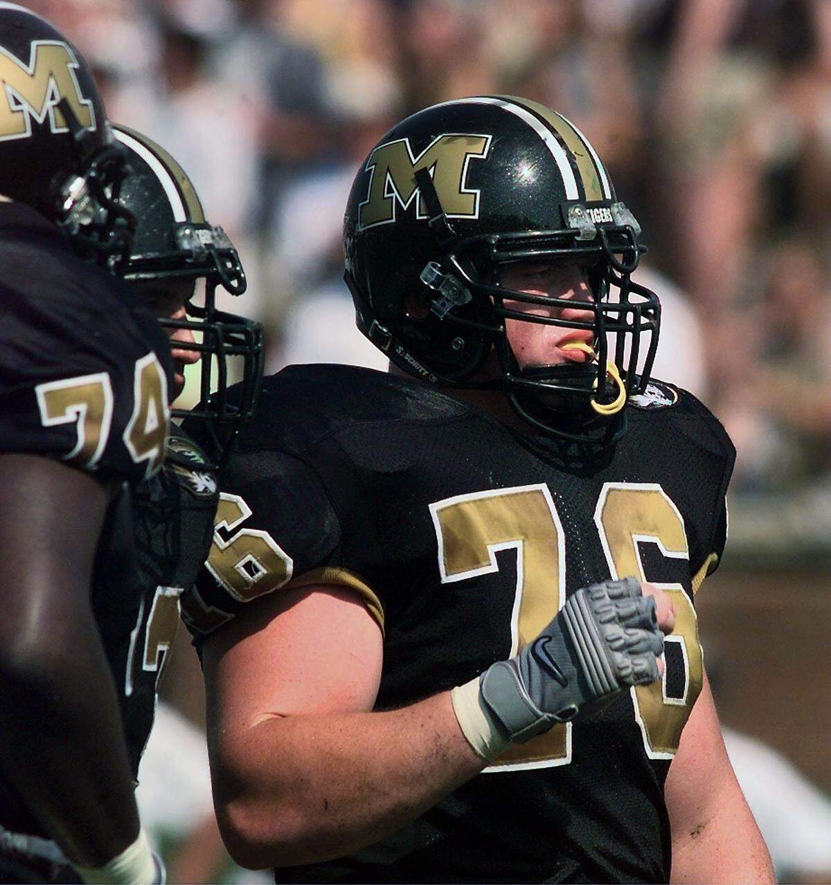 [XMU-RITI-1](Staff/Joe Ledford) Univeristy of Missouri starting center Rob Riti looked down the field during the first half of the game prior to the huddle with teammates during the game against the Univeristy of Alabama-Birmingham. The Tigers won 31-28 on September 4, 1999. (Staff/Joe Ledford)