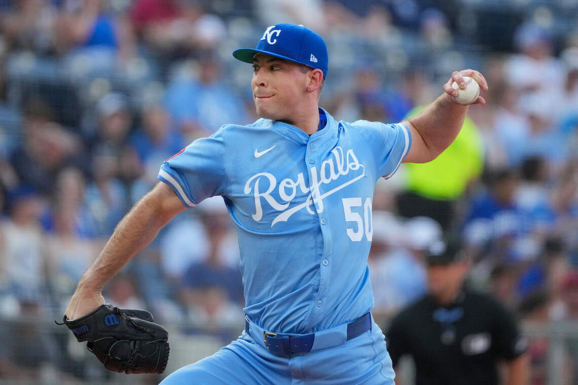 Usatsi_26716379.jpg O arremessador iniciante do Royals, Kris Bubic, andou pelos quatro primeiros batedores que enfrentou e trabalhou apenas 2 2/3 entradas contra o Cleveland Guardians no jogo 2 de um duplo no Kauffman Stadium em Kansas City no sábado, 26 de julho de 2025.