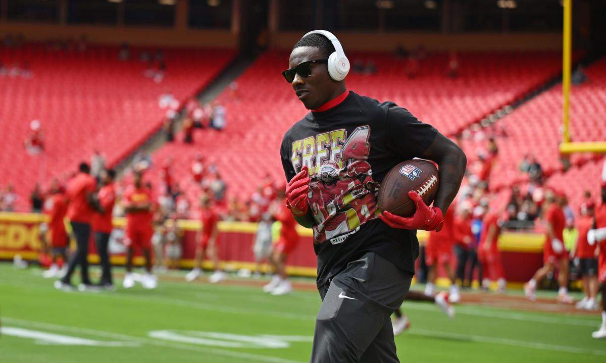 Kansas City Chiefs wide receiver Hollywood Brown wears a "Free Rashee" shirt while warming up before playing the Philadelphia Eagles on Sunday, Sept. 14, 2025, at GEHA Field at Arrowhead Stadium.