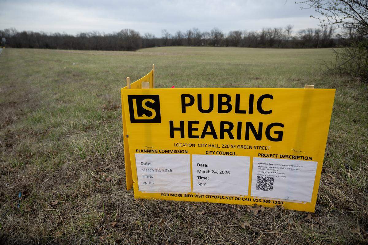 The 17-acre site at 3301 NW Ashurst Dr. is the proposed home for The View High Sports Complex, a massive 180,000 sq. ft. facility featuring a FIFA-regulation indoor soccer dome. While the project promises top-tier athletics, some local residents are pushing back against the inflatable design. A meeting notice posted and seen on March 23, 2026, alerts residents to the meeting.