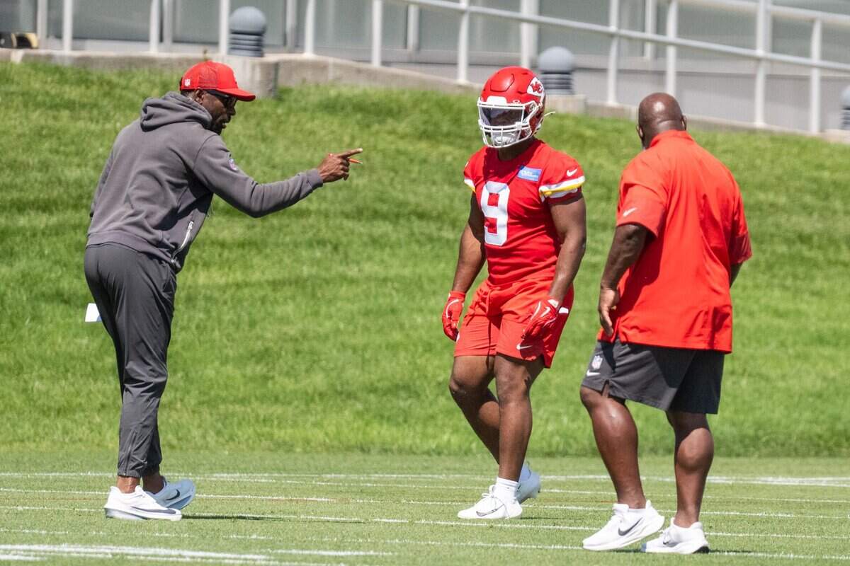 Kansas City Chiefs running back Kenneth Walker participates in a drill as coaches Eric Bieniemy and DeMarco Murray look on, during Chiefs Minicamp on Tuesday, June 9, 2026, in Kansas City.