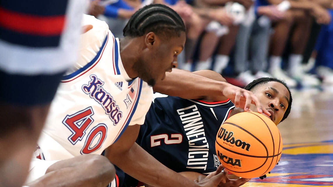 Die Basketballmannschaft der KU verliert gegen die Nr. 5 UConn im Allen ...