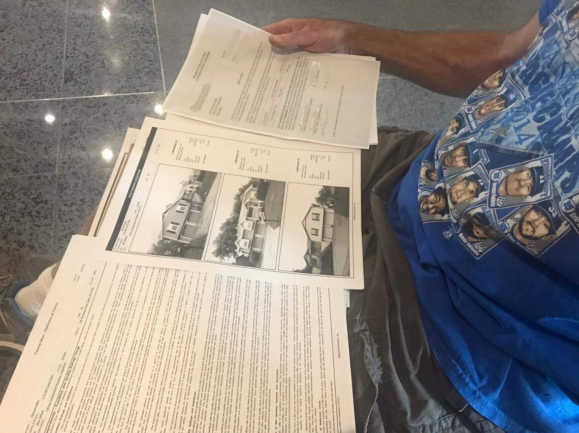 El propietario Michael Kelley, de Blue Springs, muestra los documentos que llevó a su reunión de revisión del avalúo con el Departamento de Valuación del Condado de Jackson, el martes 27 de junio de 2023.