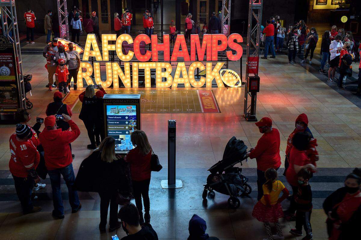 Chiefs fans waited in long lines to take photos with the AFC Champs “Run It Back” lighted sign last Sunday at Union Station in Kansas City. The signage was one of several Facebook- and Instagram-ready photo opportunities around town for fans.