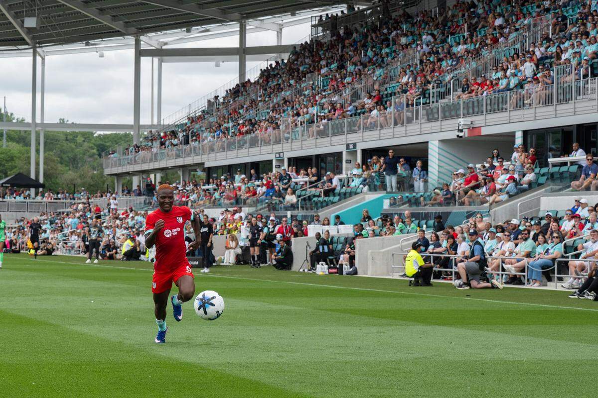 Current forward Temwa Chawinga (6) chases down a loose ball during KC’s 1-0 win against Boston Legacy FC on Saturday, May 30, 2026, at CPKC Stadium in Kansas City.