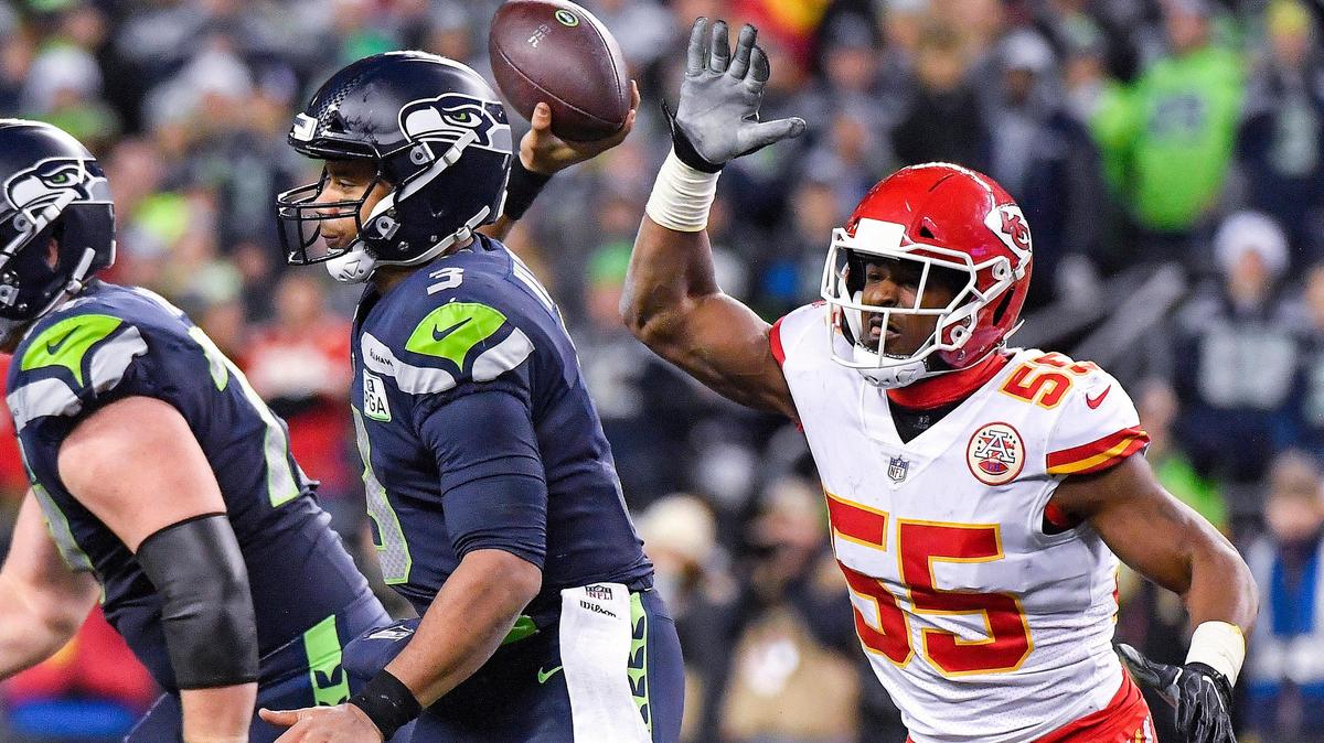 Chiefs outside linebacker Dee Ford (right) worked to pressure Seahawks quarterback Russell Wilson during a game in Seattle last season.