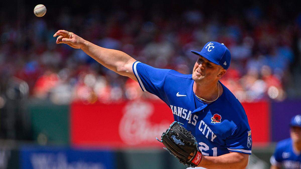 Royals pitcher Mike Mayers works against the St. Louis Cardinals during the seventh inning on Monday at Busch Stadium.