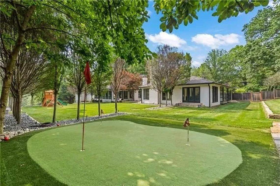 El putting green en el patio trasero.