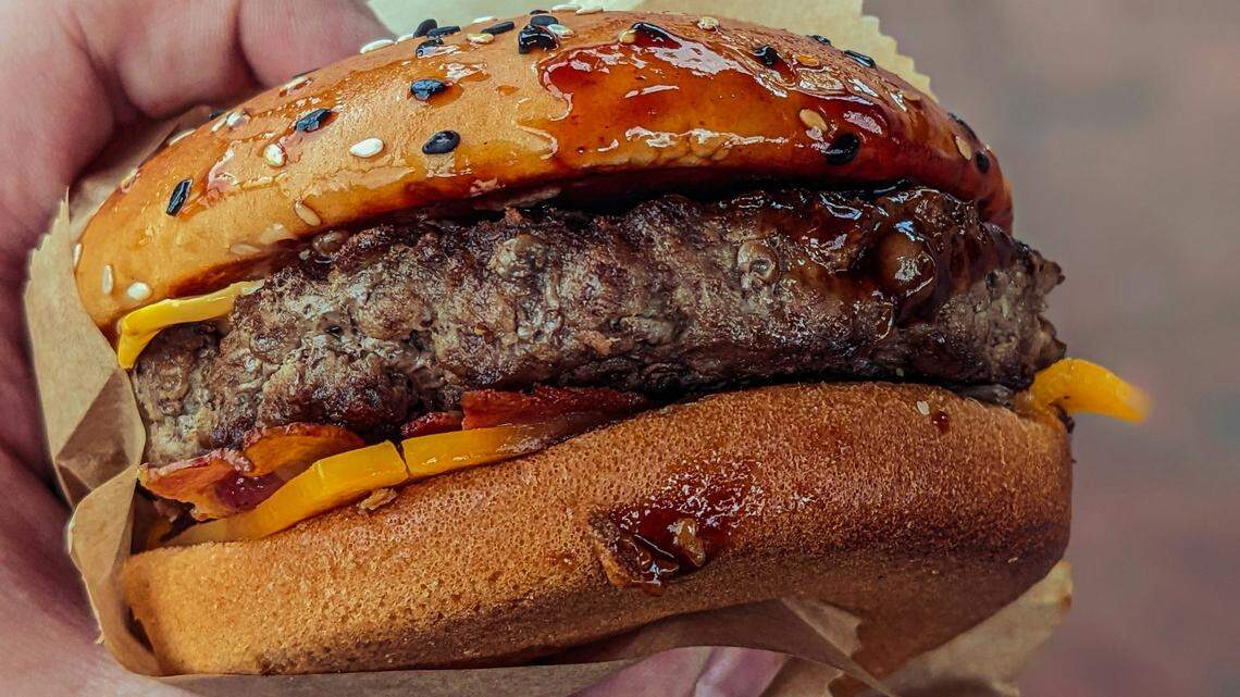 Man shoots and kills passenger when she throws fast food at him, Missouri cops say