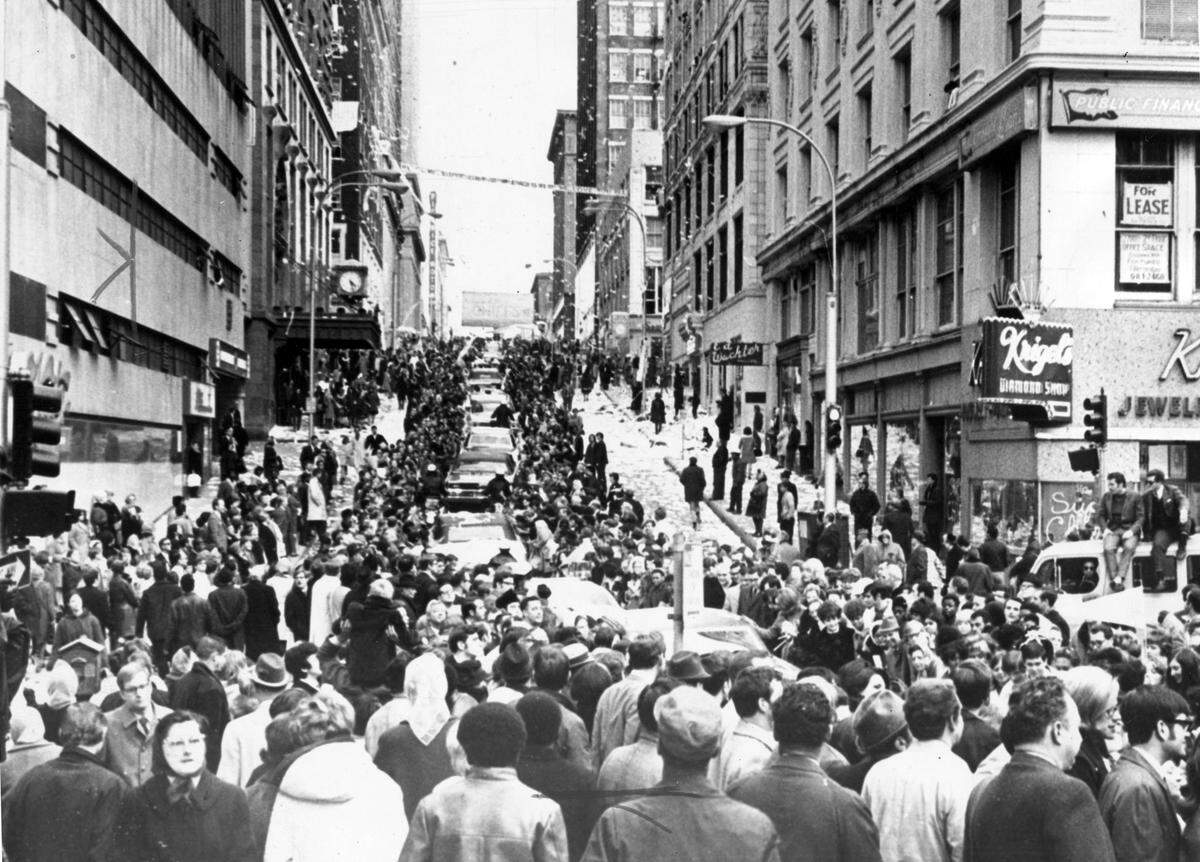 Fans pack the streets of Kansas City during a parade in 1970 to celebrate the Chiefs’ victory in Super Bowl IV.
