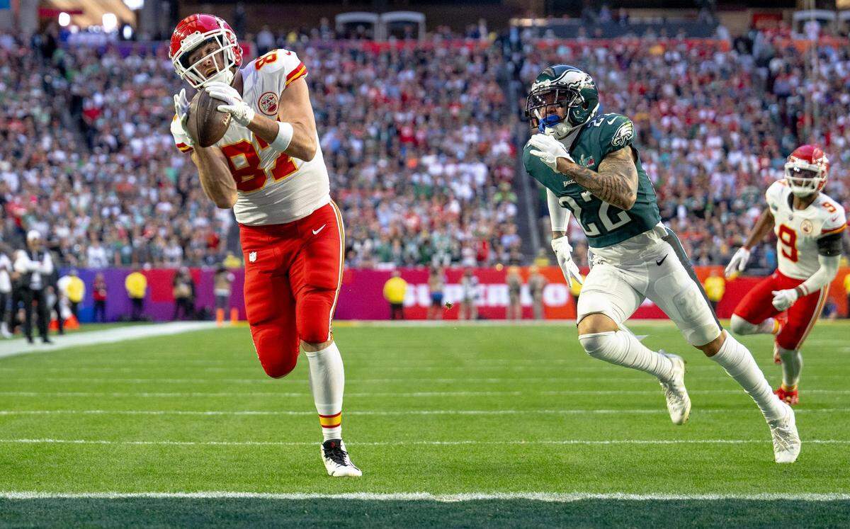 The camera’s autofocus quickly adjusted and the image of Kelce making the catch came into tack-sharp focus.