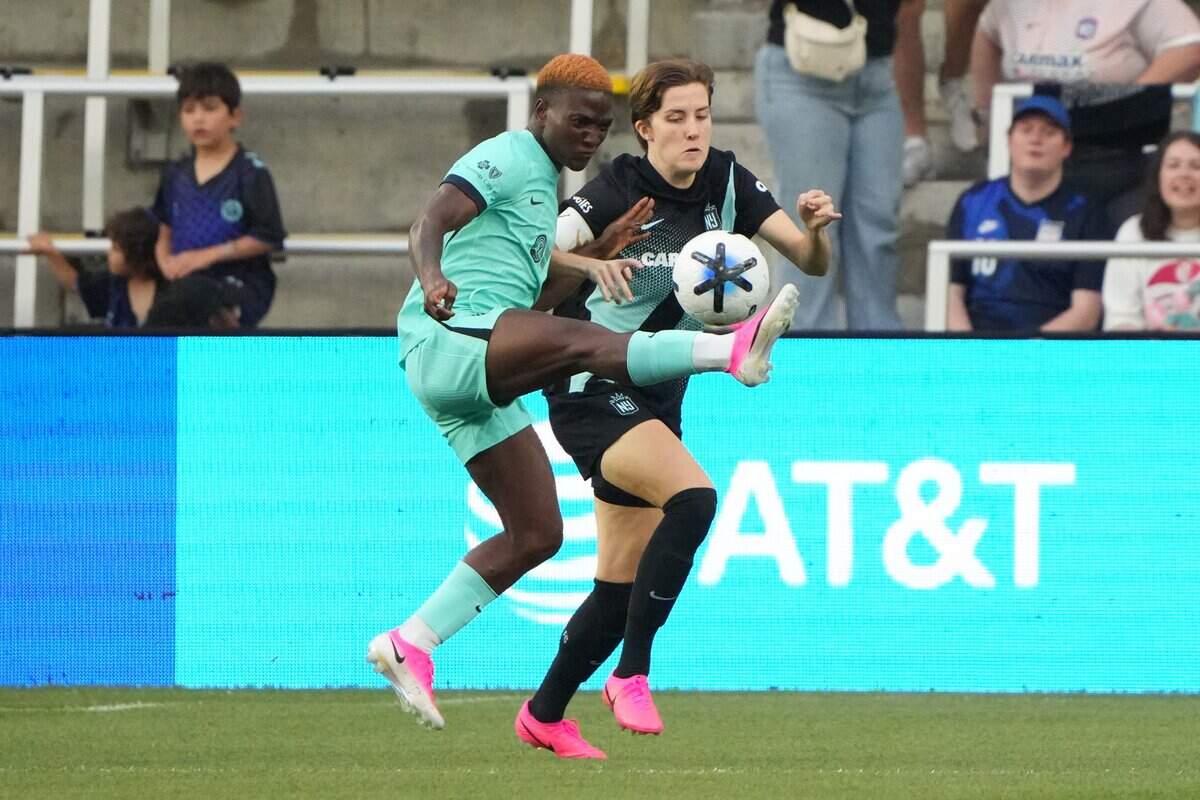 COLUMBUS, OHIO - JUNE 26: Temwa Chawinga #6 of Kansas City Current competes for the ball with Tierna Davidson #15 of NJ/NY Gotham FC during the 2026 NWSL Challenge Cup presented by e.l.f. match between NJ/NY Gotham FC and Kansas City Current at ScottsMiracle-Gro Field on June 26, 2026 in Columbus, Ohio. (Photo by Jason Mowry/Getty Images)