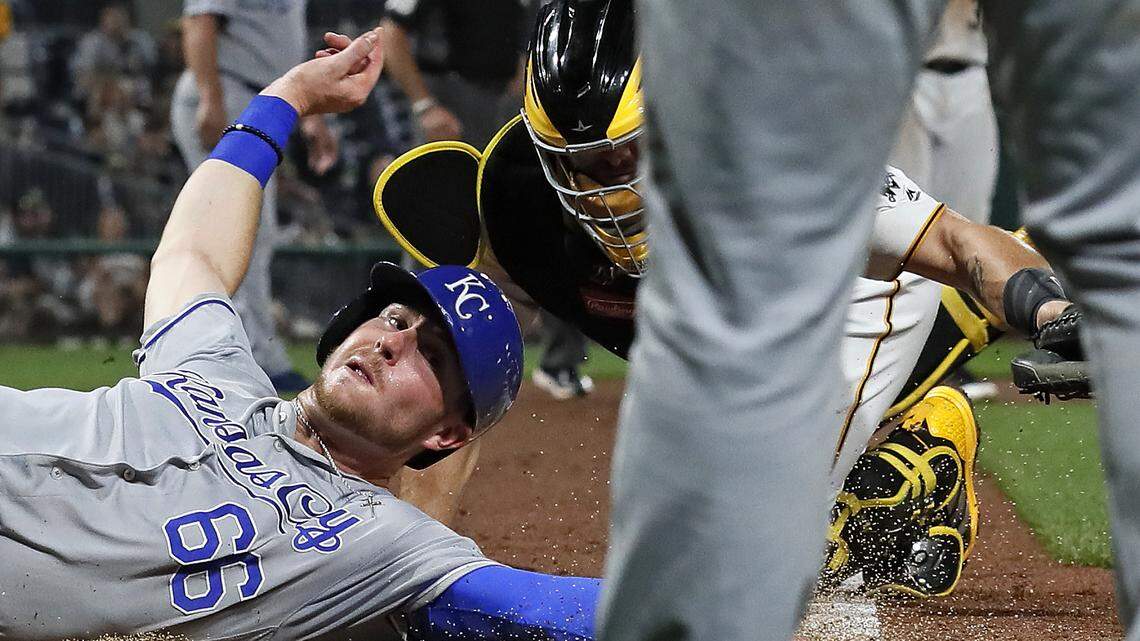 Pittsburgh Pirates catcher Francisco Cervelli, right, gets the swipe tag on Kansas City Royals’ Ryan O’Hearn, left, who was out attempting to score on a fly out to Pirates right fielder Pablo Reyes by Royals’ Brian Goodwin in the seventh inning of a baseball game in Pittsburgh, Tuesday, Sept. 18, 2018.