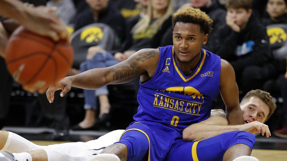 UKMC guard Brandon McKissic fights for a loose ball with Iowa guard Jordan Bohannon, right, during the first half of an NCAA college basketball game, Thursday, Nov. 8, 2018, in Iowa City, Iowa.(AP Photo/Charlie Neibergall)