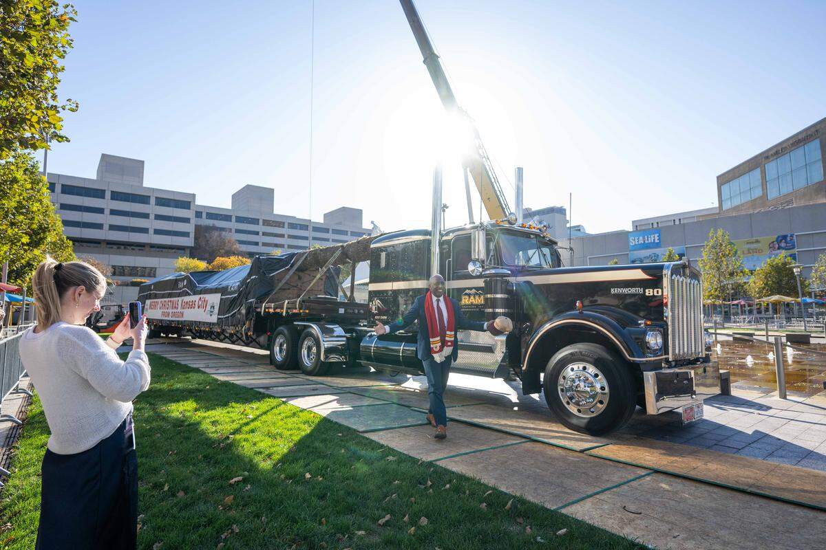 Mayor Quinton Lucas speaks to bystanders as he helps deliver the Mayor’s Christmas Tree to Crown Center, on Thursday, Nov. 6, 2025, in Kansas City. 