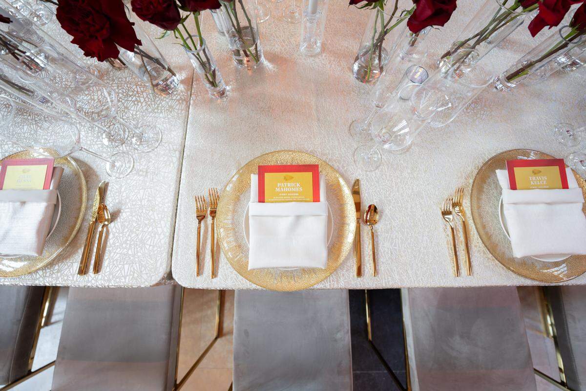 Gold was everywhere at this dinner table.