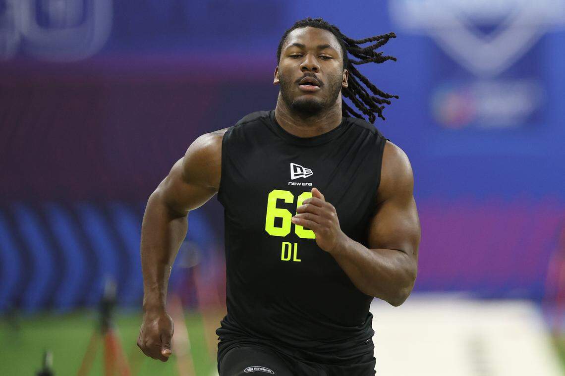 INDIANAPOLIS, INDIANA - FEBRUARY 26: R Mason Thomas of the Oklahoma Sooners participates in the 40-yard dash during the 2026 NFL Scouting Combine at Lucas Oil Stadium on February 26, 2026 in Indianapolis, Indiana. (Photo by Stacy Revere/Getty Images)