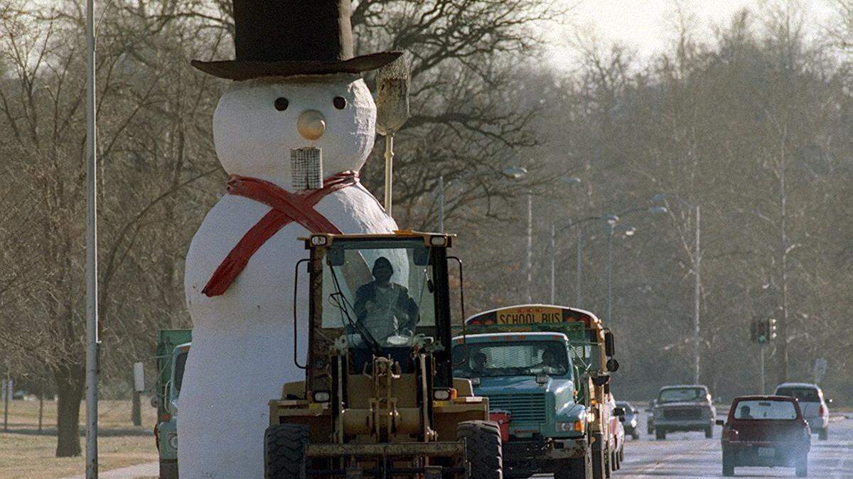 2000: Motorists on Gillham Road near 41st Street were joined by an unusual traveler Tuesday afternoon. The Frosty the Snowman slide from Santa’s Wonderland was dragged to its off-season resting place behind the Kansas City Parks and Recreation Department offices at 39th Street and Gillham Road.
