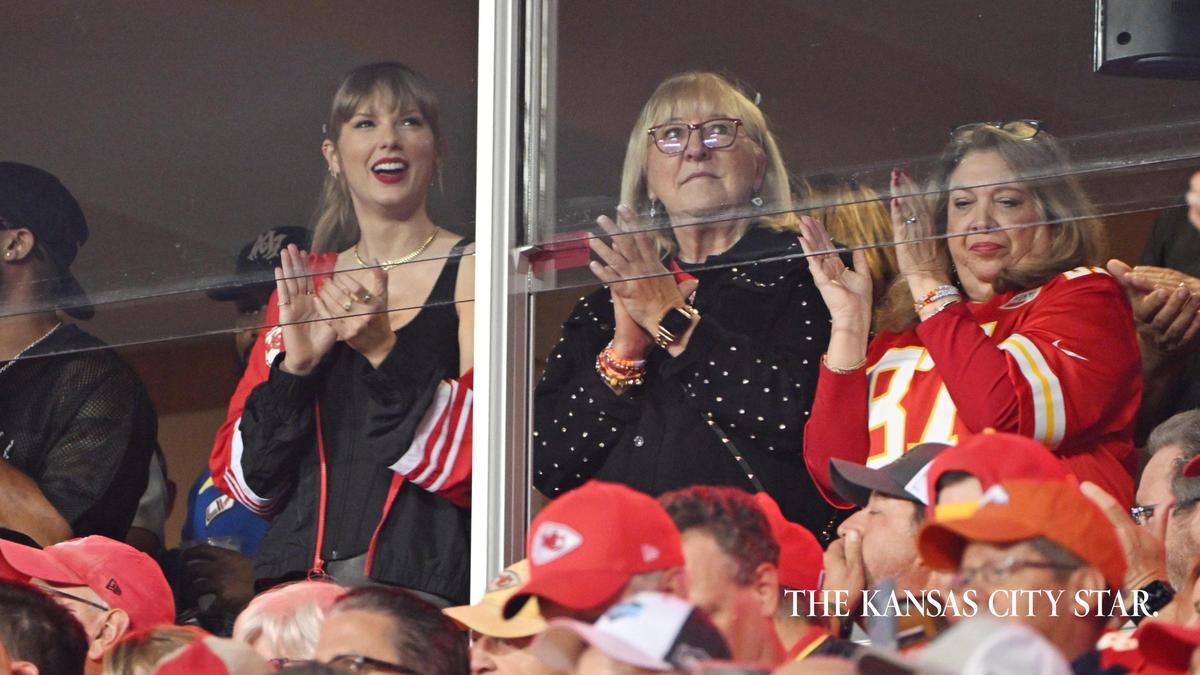 By her third Chiefs game, Taylor Swift had perfected the leave-one-shoulder-bare way of wearing football gear. The attention she gets at games has spilled over onto boyfriend Travis Kelce’s mom, Donna Kelce.