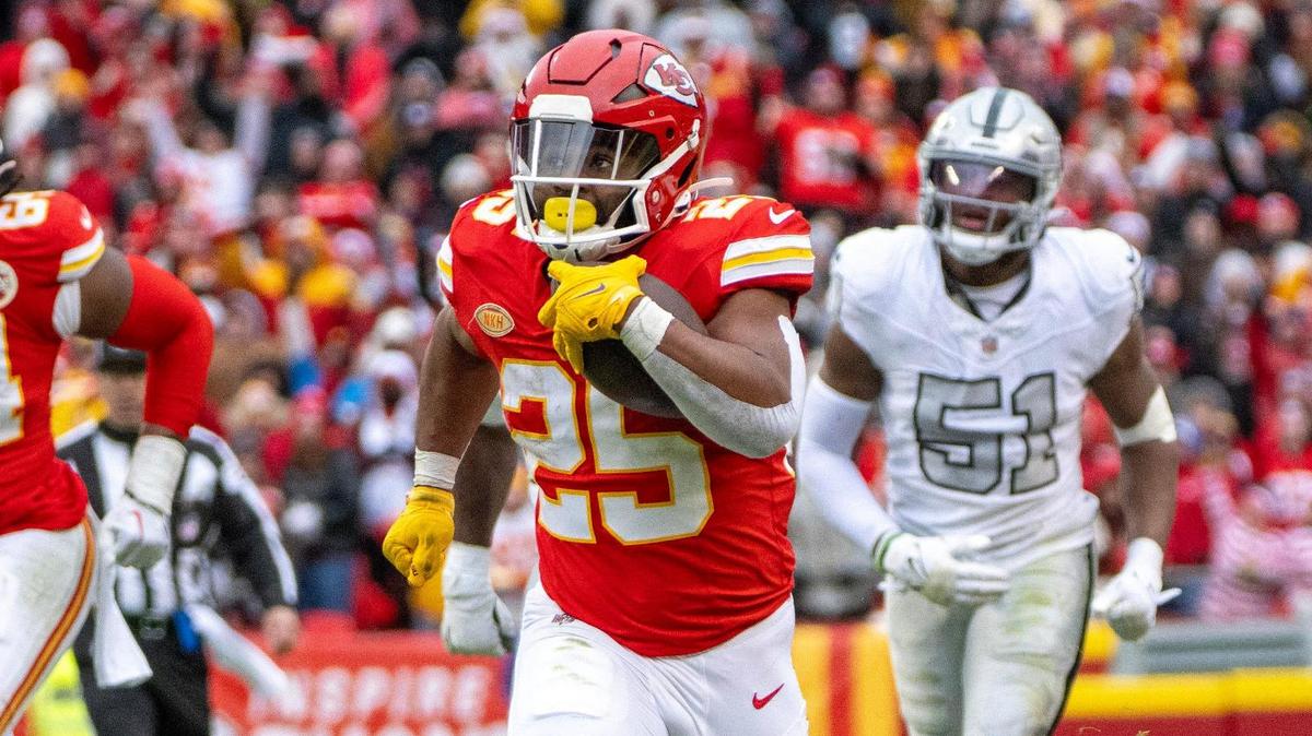 Kansas City Chiefs running back Clyde Edwards-Helaire (25) catches a pass in the fourth quarter during an NFL football game against the Las Vegas Raiders on Monday, Dec. 25, 2023, in Kansas City.