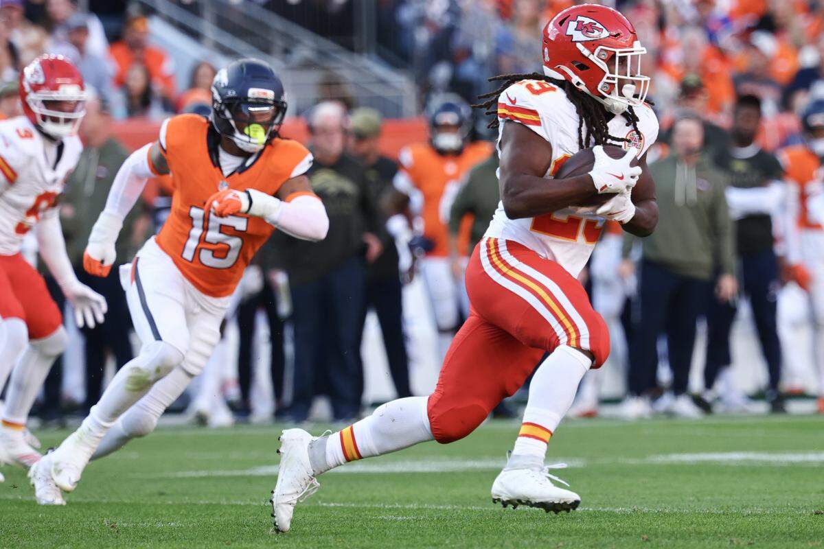 Kansas City Chiefs running back Kareem Hunt (No. 29)takes off for a nice gain against the Broncos during an NFL Week 11 game at Empower Field At Mile High in Denver on Sunday, Nov. 16, 2025.