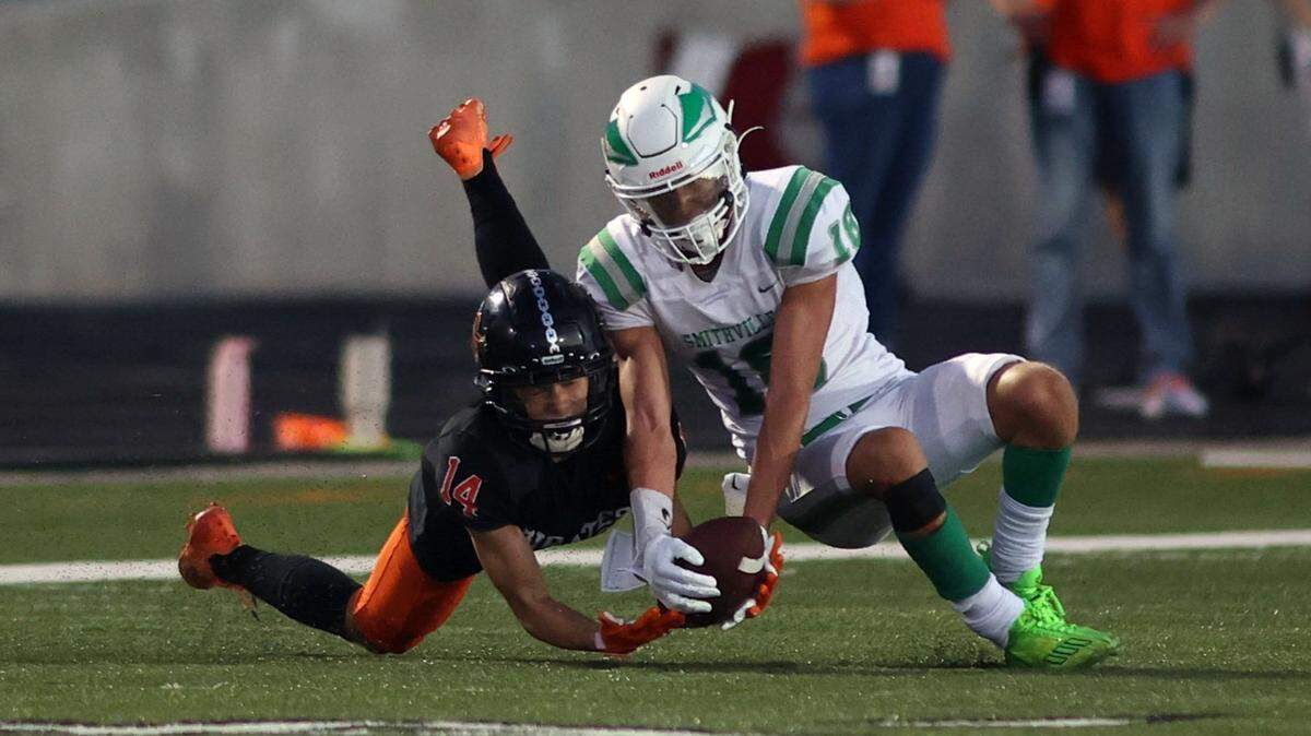 Platte County’s Braiden Stevens fights with Smithville’s Max McKenzie for a reception on Friday night.