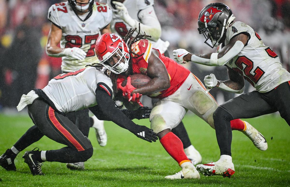 Kansas City Chiefs running back Kareem Hunt (29) gains yardage against the Tampa Bay Buccaneers in the fourth quarter on Monday, Nov. 4, 2024, at GEHA Field at Arrowhead Stadium.